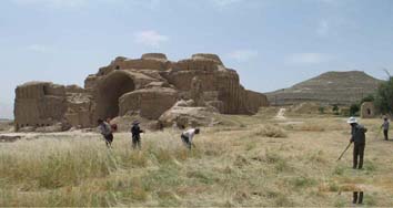 قلعه دختر و کاخ اردشیر در فیروزآباد از علف های هرز پاک شد