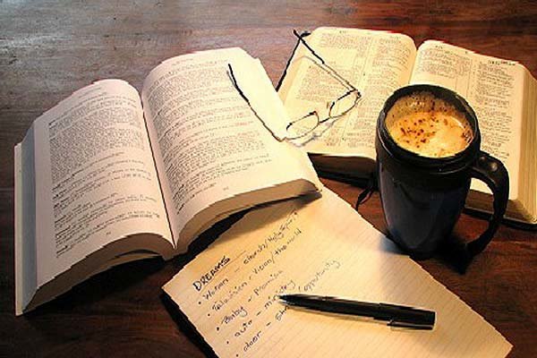 ترجمه رمان آدم‌های خوشبخت که کتاب می‌خوانند و قهوه می‌نوشند
