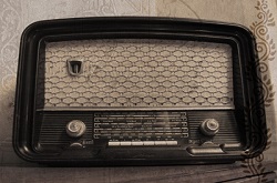 رادیو، تنها رسانه آرامش‌بخش در زلزله و جنگ
