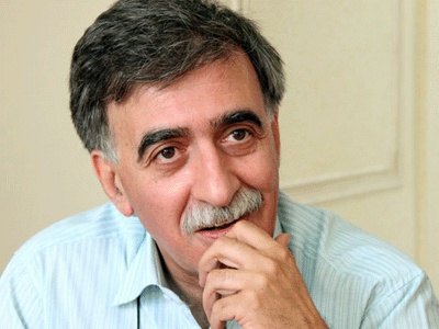 همایون اسعدیان روی ماه را می‌بوسد