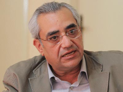 فرزاد موتمن: در حال بررسی فیلم نامه های جدید هستم 
