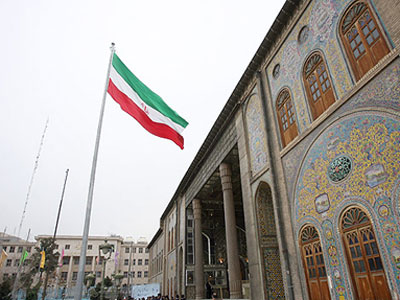 اهتزاز بلندترین و بزرگترین پرچم ایران در کاخ گلستان