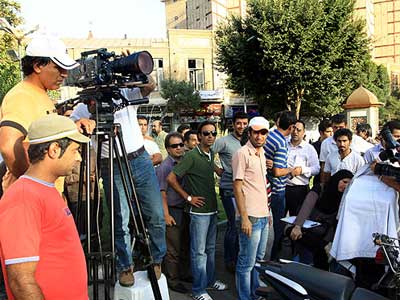 فيلمبرداري «قلاده‌هاي طلا» در حاشيه تجمع دانشجويان مقابل سفارت‌ انگليس 