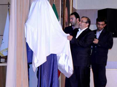 پرده‌برداری از تندیس رضا ناجی بازیگر جهانی تبریز