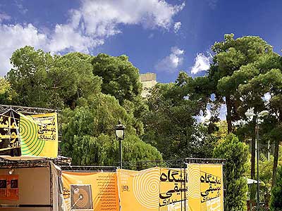 مردم برای بازدید از نمایشگاه موسیقی باید اول به نگهبانی تالار وحدت پاسخگو باشند