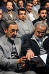 دوستان و همکاران از دکتر ولایتی امضاء های یادبود می گیرند