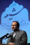 مدیر مرکز مطالعات اسلامی در حال معرفی و برسی کتاب تالیف دکتر ولایتی