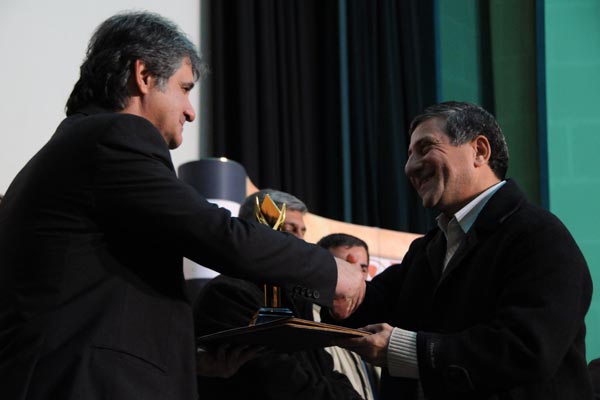 تقدیر از سازندگان منتخب در مراسم اختتامیه نخستین جشنواره فیلم های صنعتی 