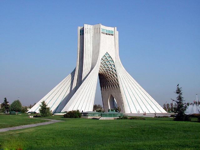 پذیرایی برج آزادی از گردشگران