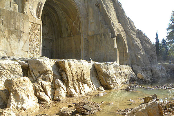 تاق بستان زیر و رو می شود