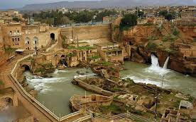 سازه های آبی و تاریخی شوشتر از زباله پاکسازی می شود